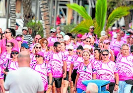 Más de mil participaron en la caminata solidaria en favor de la lucha contra el cáncer de mama.