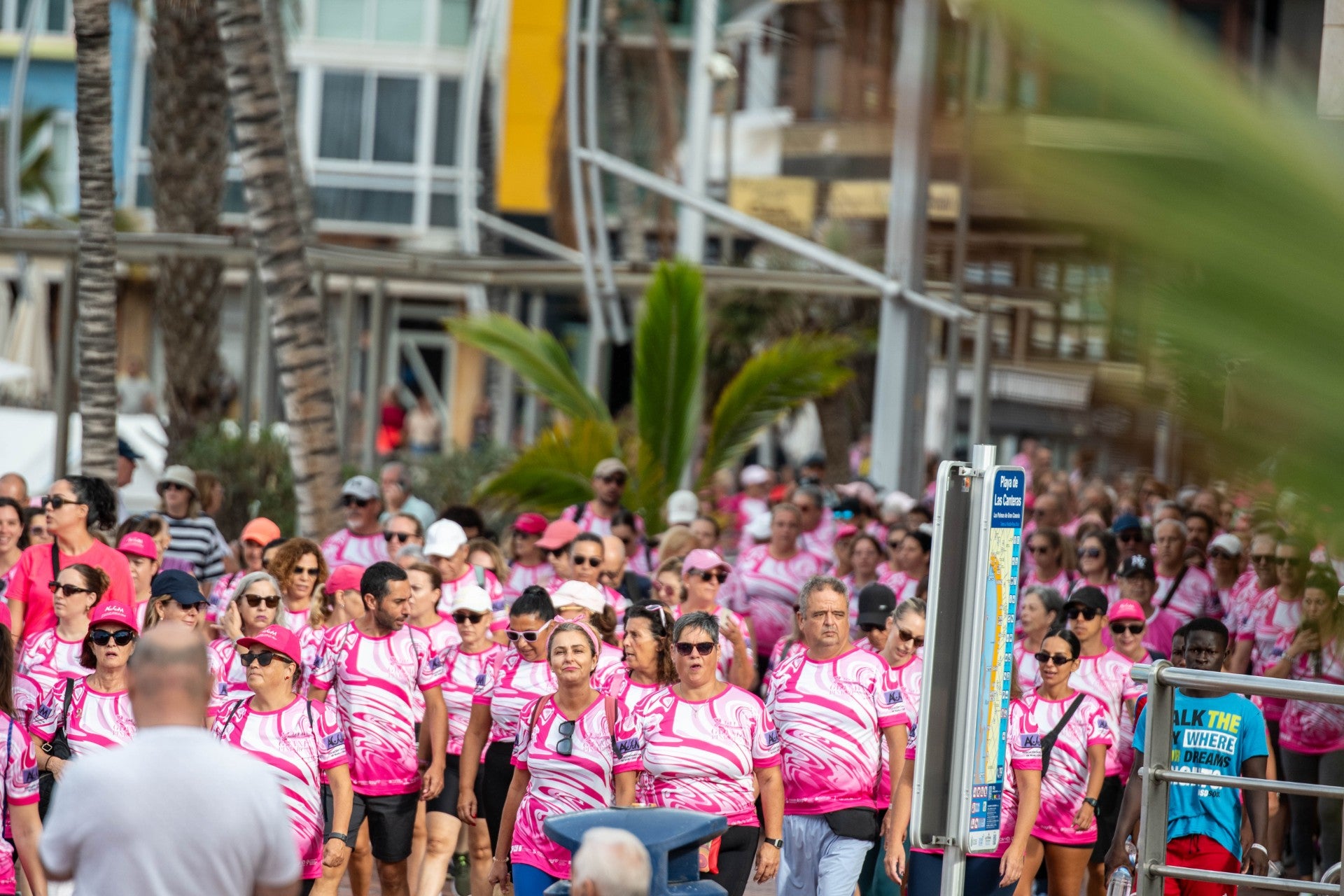Marea rosa por el cáncer de mama