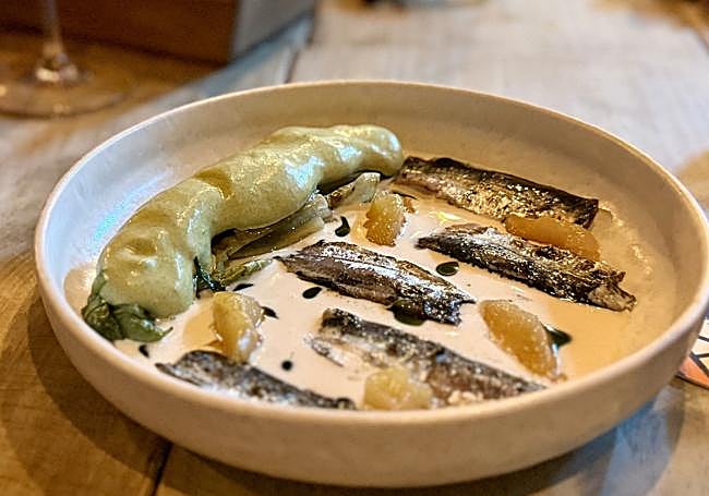 Sardinas en ajo blanco de uva, algas y cogollos a la brasa