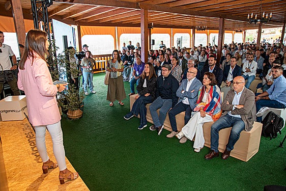 La periodista Verónica Fumero, presentando el congreso.