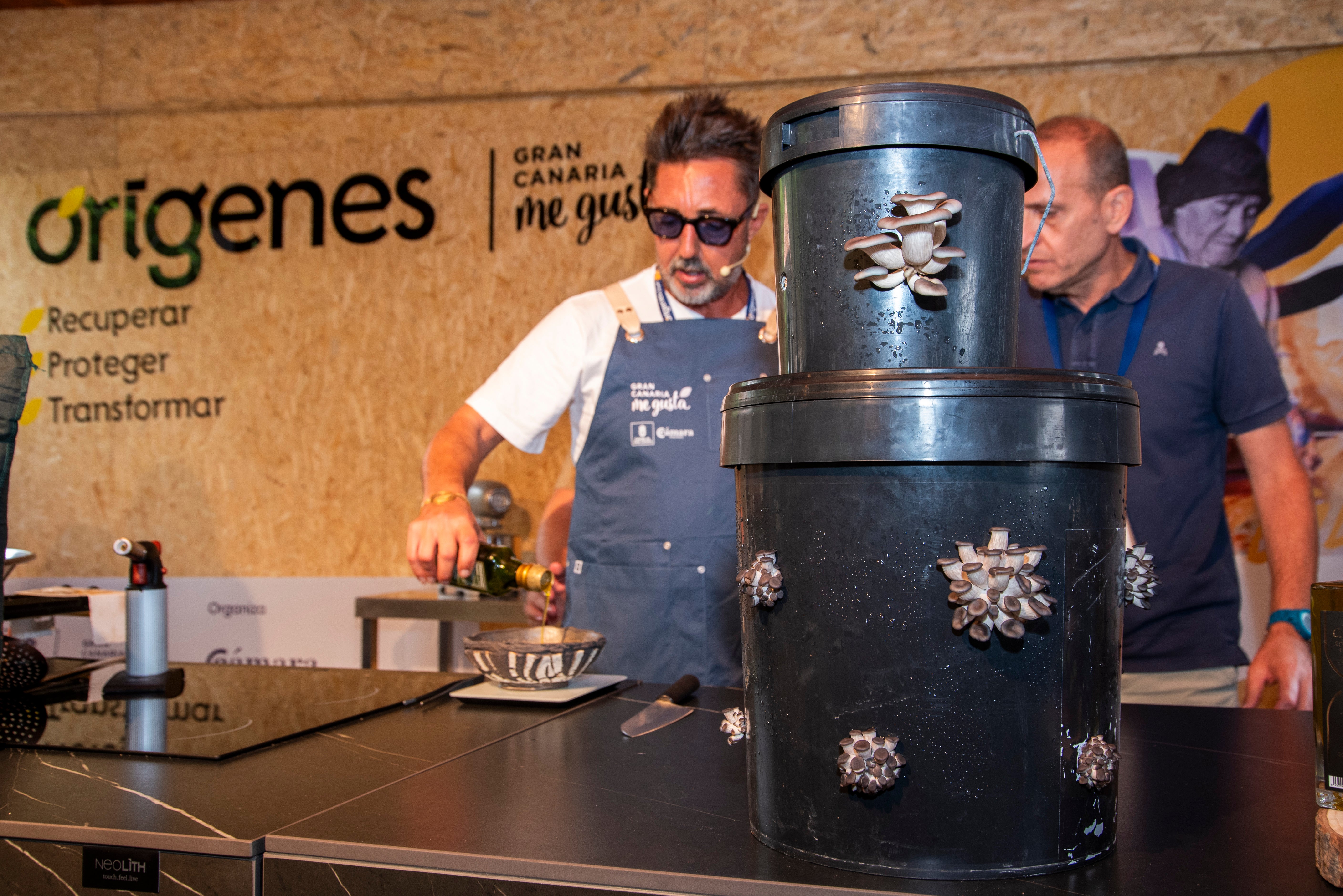 Imagen principal - Cristina y Maxime fundadores de Coffe Fungi enseñando su producto.