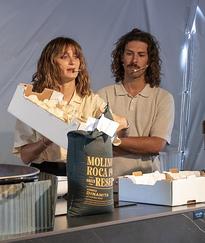 Imagen secundaria 2 - Cristina y Maxime fundadores de Coffe Fungi enseñando su producto.