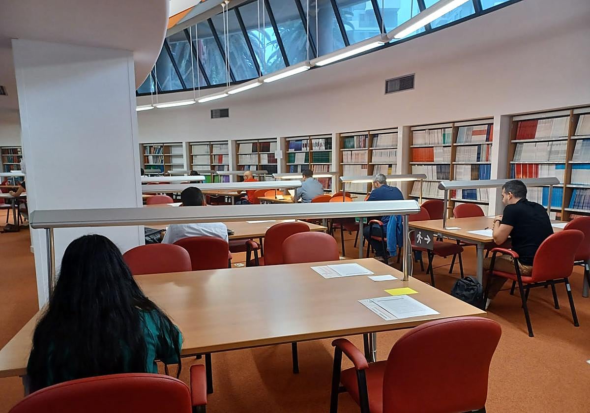 Las bibliotecas de los hospitales se convirtieron ayer en aulas para las oposiciones de estabilización.