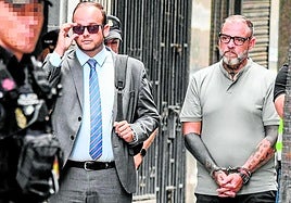 José Miguel, alias el Gallego, a la derecha, junto a su abogado Juan Rafael Martín Hernández.