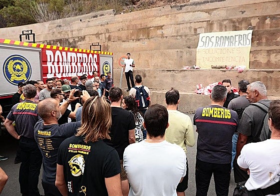 Manifestación de los bomberos de Las Palmas de Gran Canaria este lunes.