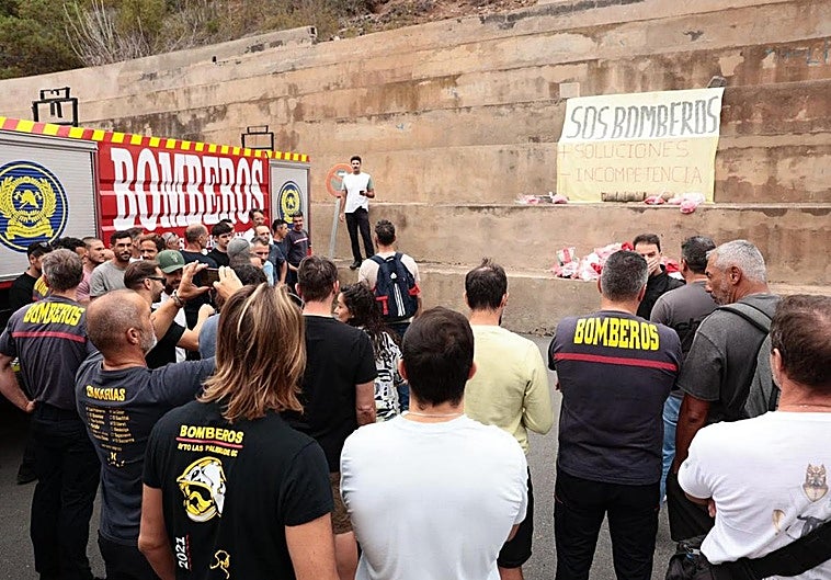 Manifestación de los bomberos de Las Palmas de Gran Canaria este lunes.