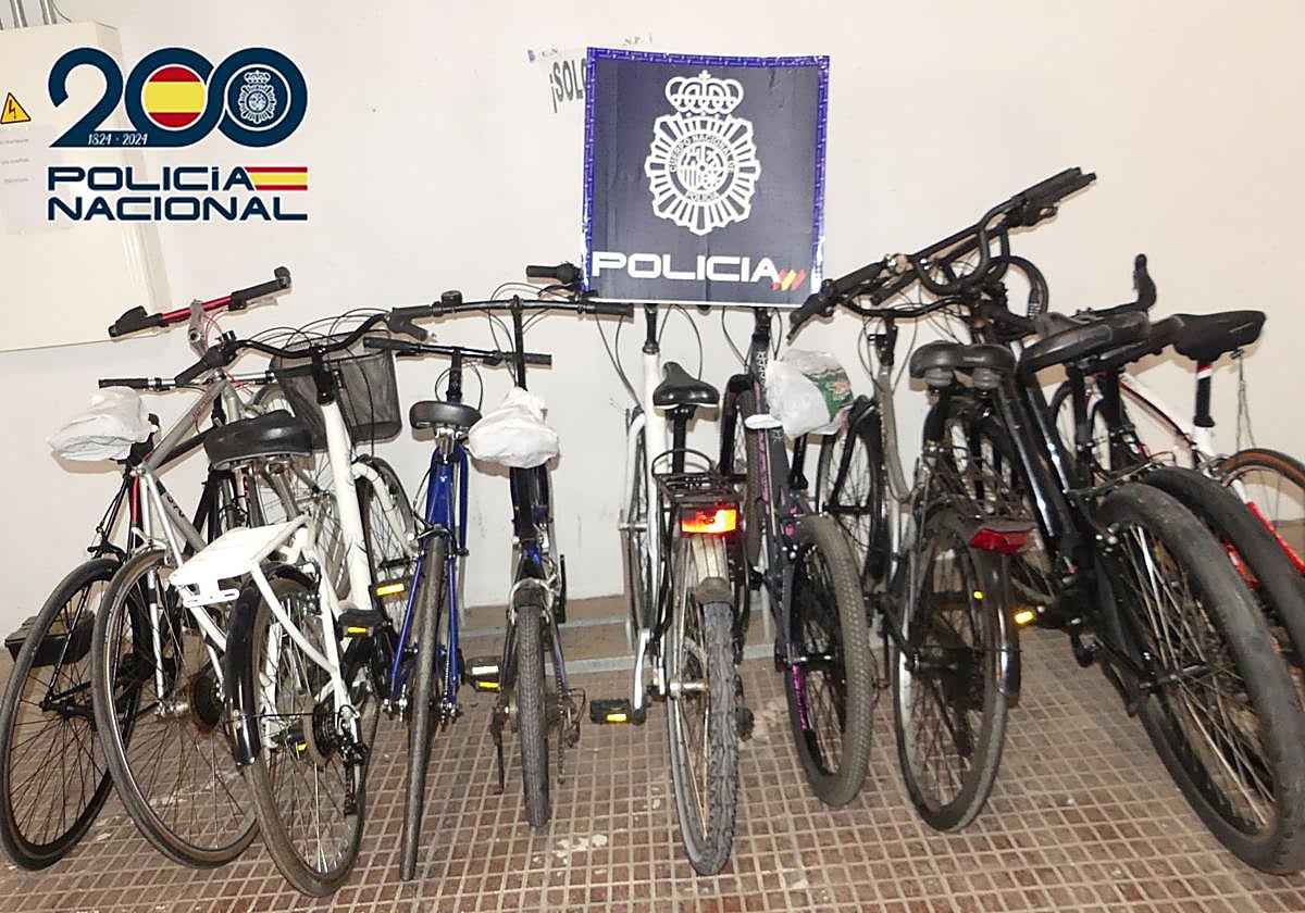 Las bicicletas supestamente robadas por el detenido.