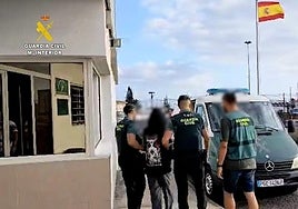 Imagen del momento de la detención del hombre de 30 años en Corralejo.
