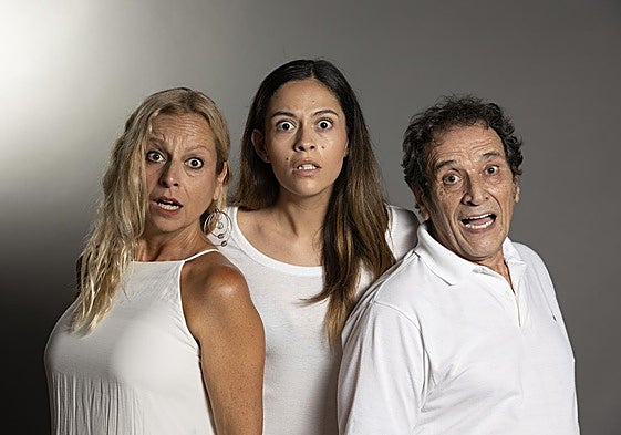 Imagen del elenco de la obra 'Y ahora qué' de Fabián Lomo, Hermi Orihuela, Miguel Ángel Maciel y Alexia Alvarado.