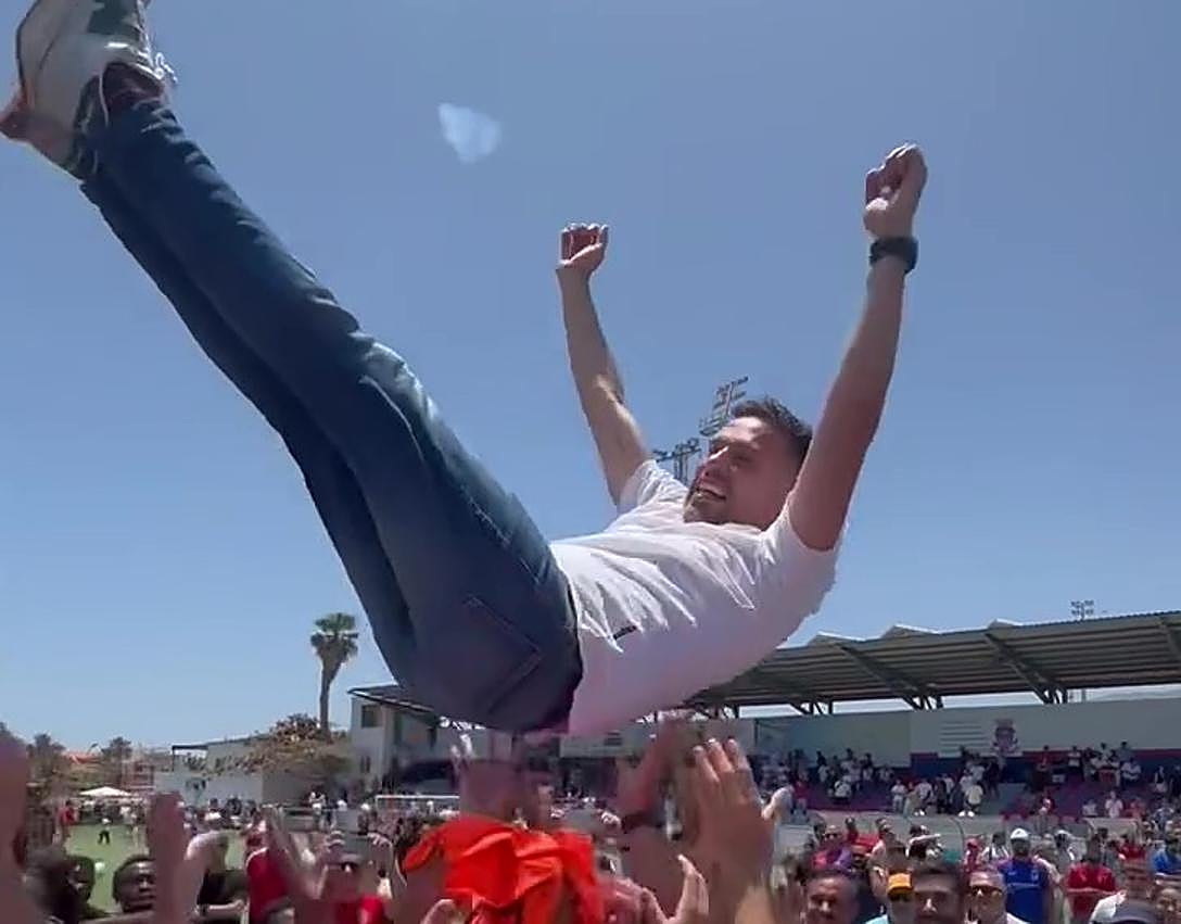Imagen secundaria 1 - Arriba a la izquierda, Lucano dirigiendo una sesión preparatoria de la presente campaña. Abajo la izquierda, instantánea de felicidad, cuando era manteado por el ascenso a Tercera. A la derecha, Tino Déniz, el nuevo entrenador del Telde.