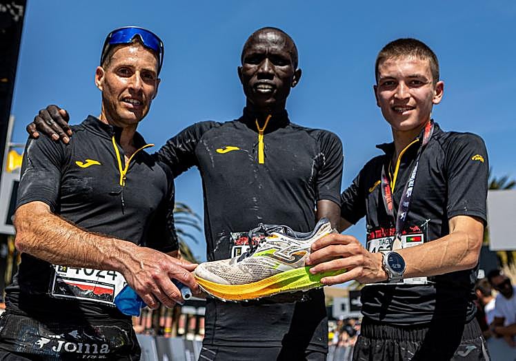 Corredores con imagen de la marca deportiva española Joma.