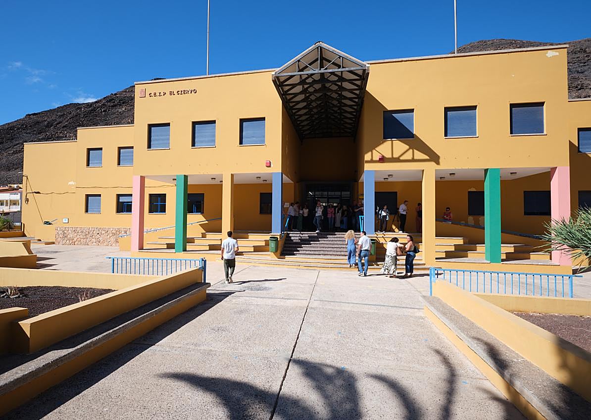Imagen secundaria 1 - Poli Suárez y Jessica de León, consejeros regionales, recorrieron las instalaciones del antiguo CEIP El Ciervo reconvertido en CIFP.
