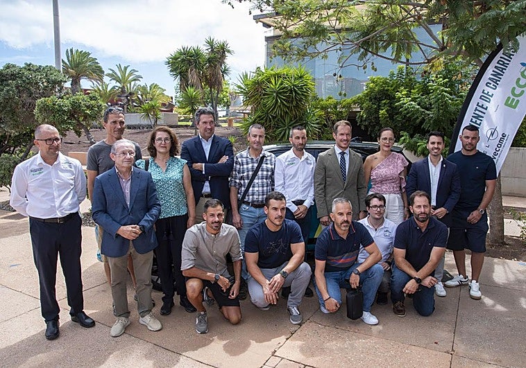 Foto de familia de los finalistas del certamen «El conductor más eficiente de Canarias».