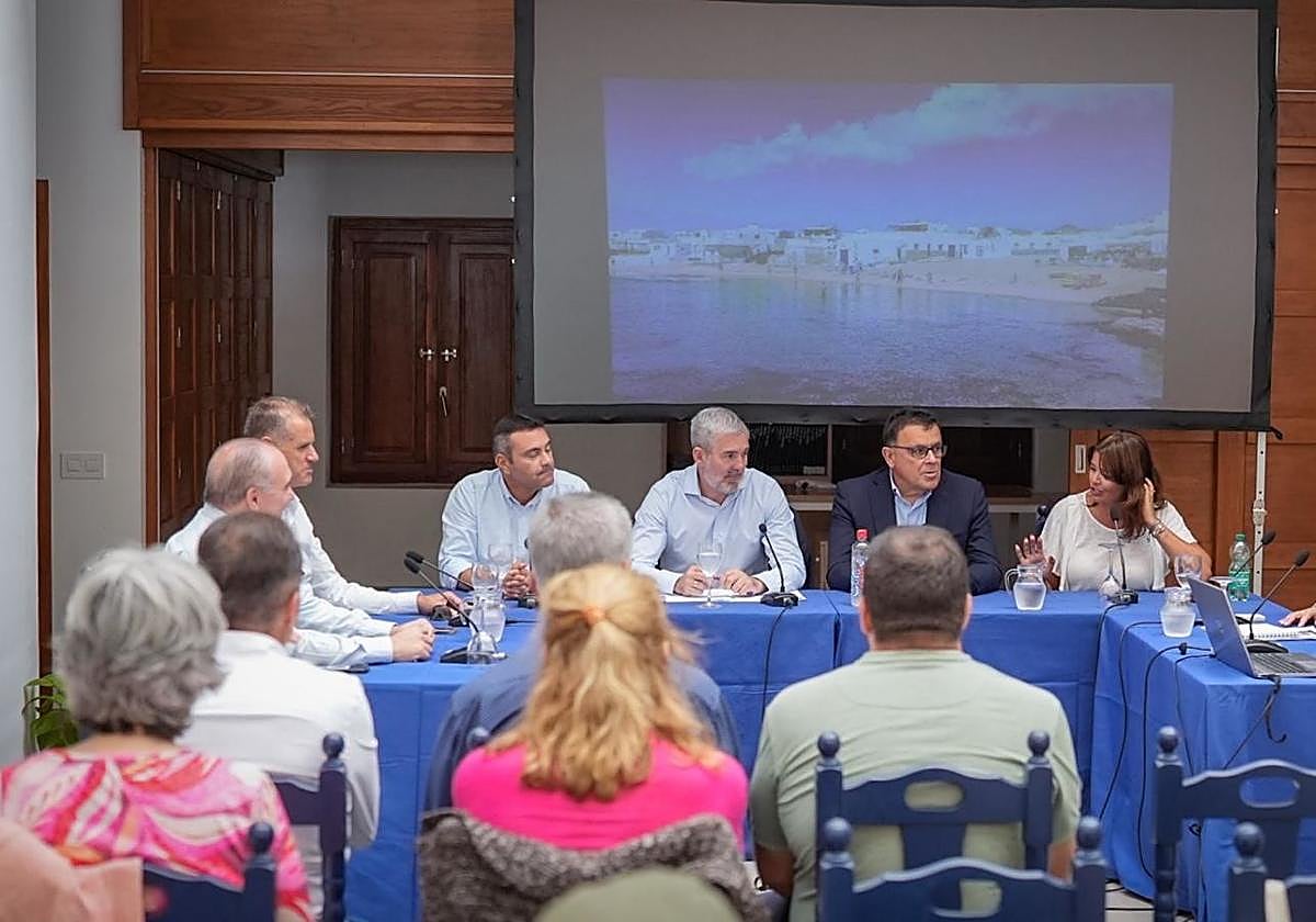 Fernando Clavijo y otras autoridades, en la reunión con residentes de La Graciosa de este martes.