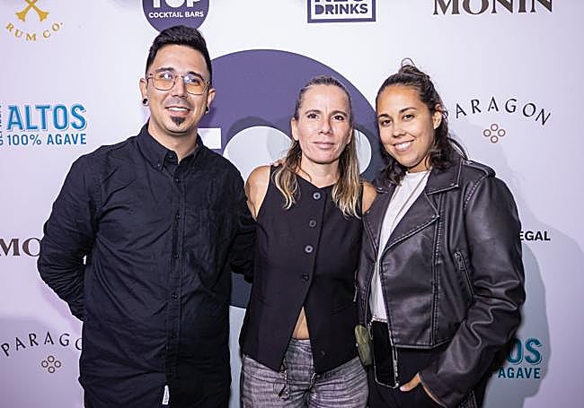 De izq a dcha: Cristian Viera, Bartender SURU Cocktail Bar, Aranzazu Pavón, Jefa de Restaurantes y Bares Hotel Faro, a Lopesan Collection Hotel e Irama Pérez, Bartender SURU Cocktail Bar.