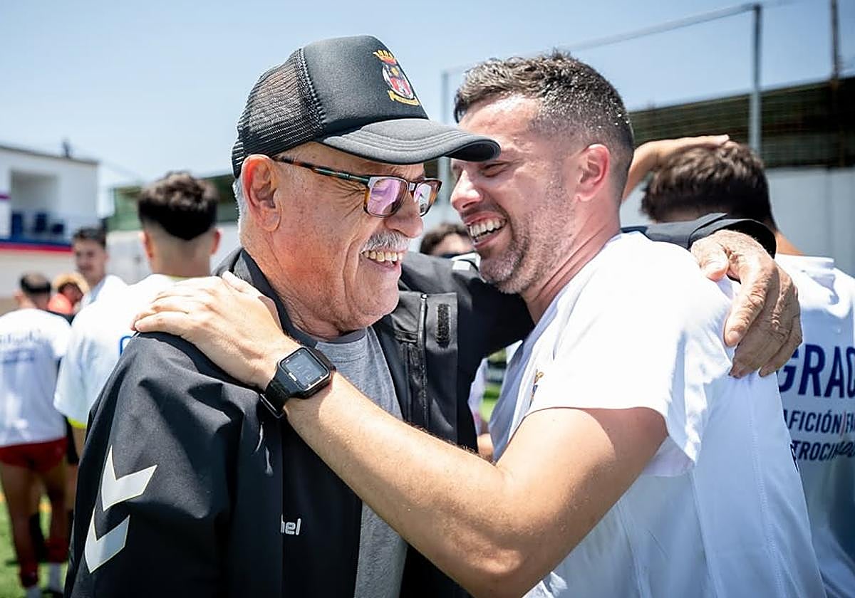 Así celebraba Lucano (d.) el ascenso a Tercera con el Telde el pasado verano. Ahora se marcha tras desavenencias con la dirección deportiva.