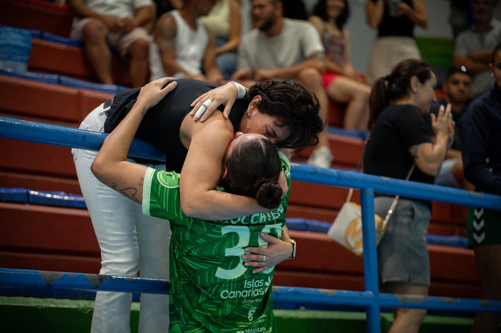 Bocchieri abraza a su madre.