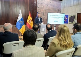 El vicepresidente del Gobierno, Manuel Domínguez, durante la presentacion del portal web.