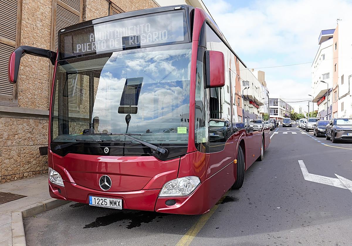 Una guagua urbana, en la parada del centro de mayores de la capital.