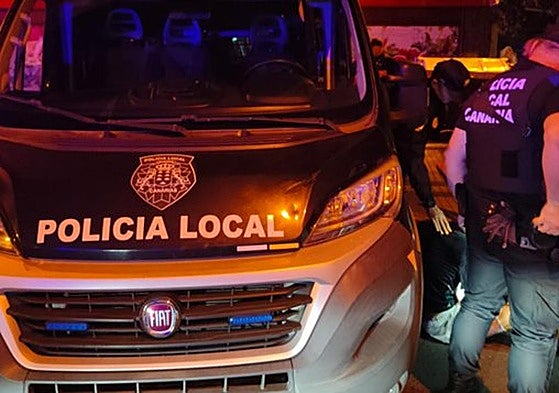 Agentede los Policía Local de la capital grancanaria durante la intervención.