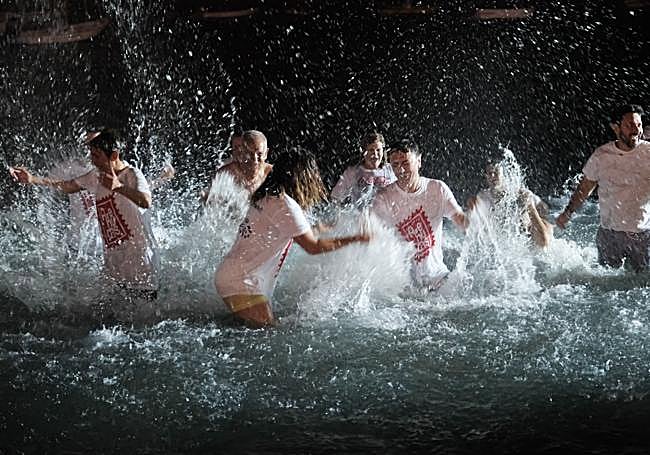 Chapuzón en las Fiestas de La Naval de La Isleta.