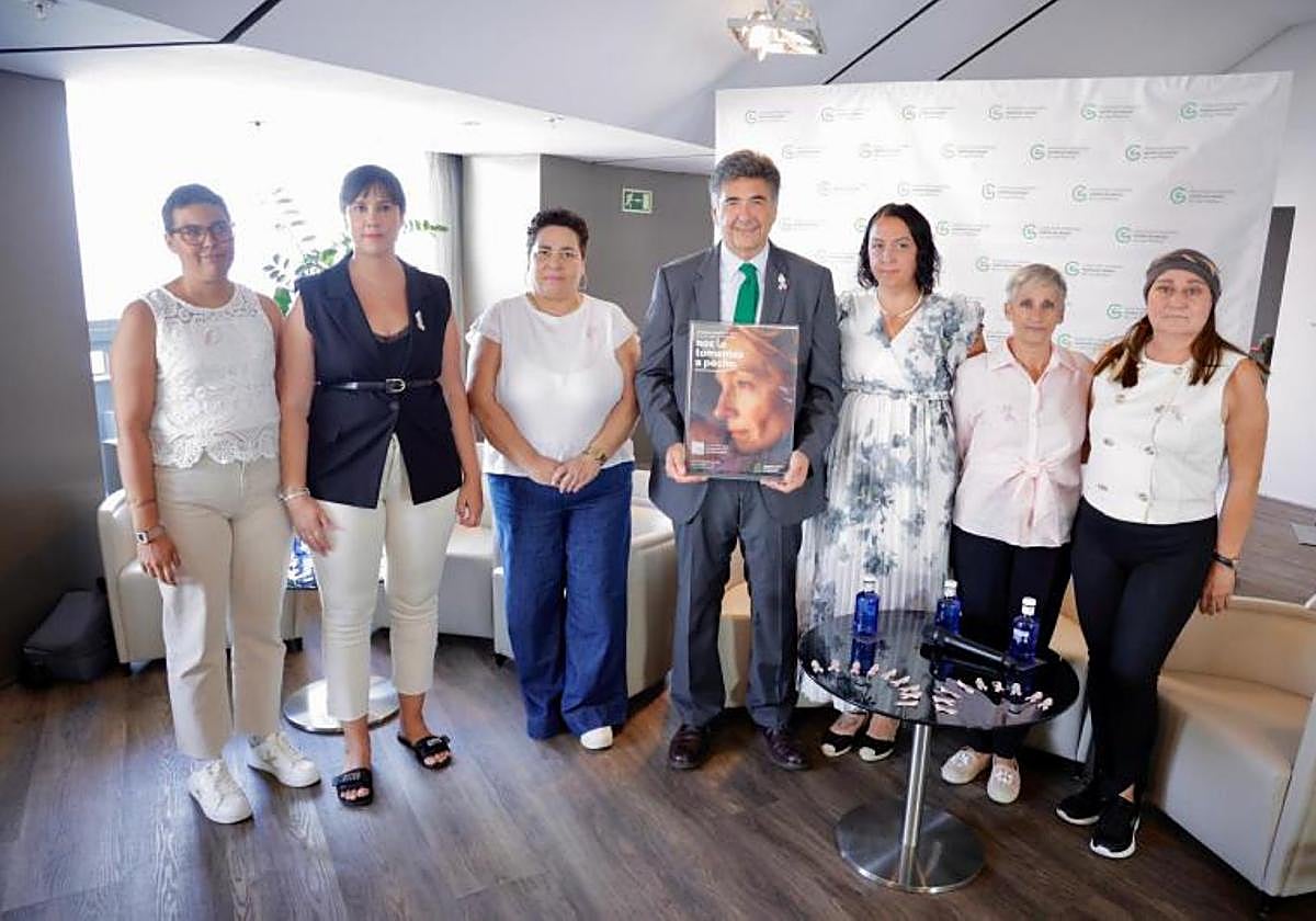 De izqda. a dcha, Carolina Santana, Sherezade García, Jéssica Negrín, Pedro Lara, Aroa Rico, Mari Carmen López y Wafa Hayde Abou Saadh.