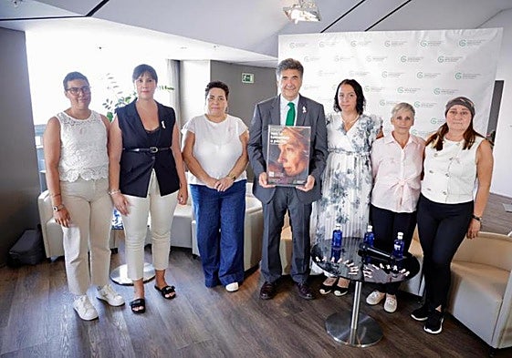 De izqda. a dcha, Carolina Santana, Sherezade García, Jéssica Negrín, Pedro Lara, Aroa Rico, Mari Carmen López y Wafa Hayde Abou Saadh.