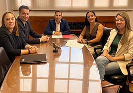 El alcalde de Pájara, Alejandro Jorge, con la representación de la cadena Princess Hotels Canarias.