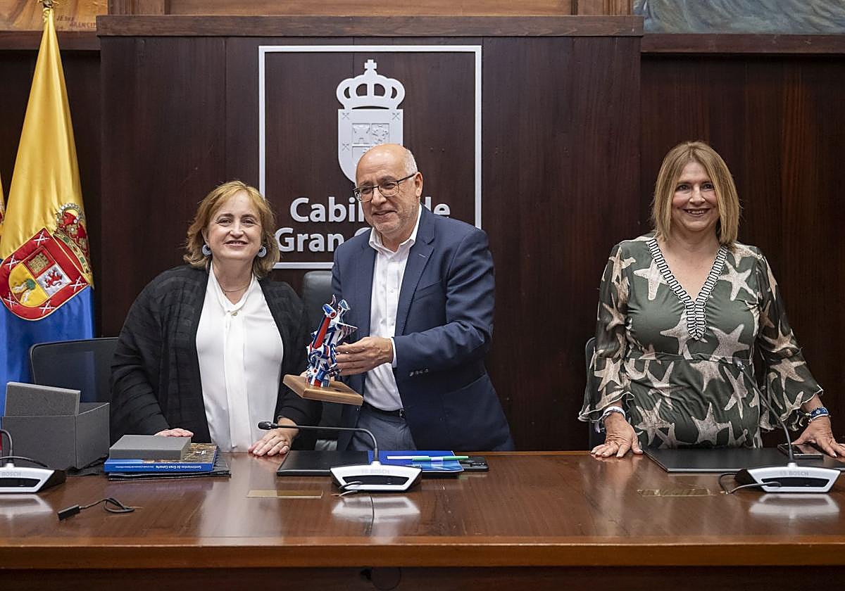 Antonio Morales, presidente del Cabildo de Gran Canaria, recibiendo a los alcaldes de la mancomunidad de Ayuntamientos Gallegos.