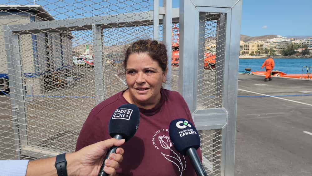 La espera de los familiares de Lionel Ramírez en el muelle de Arguineguín