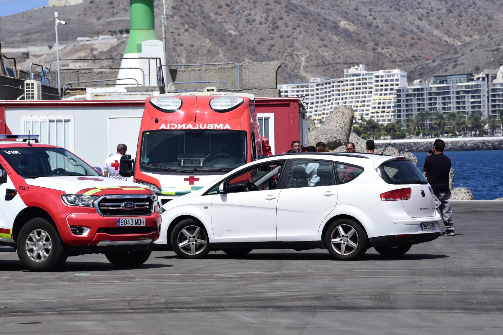 La espera de los familiares de Lionel Ramírez en el muelle de Arguineguín