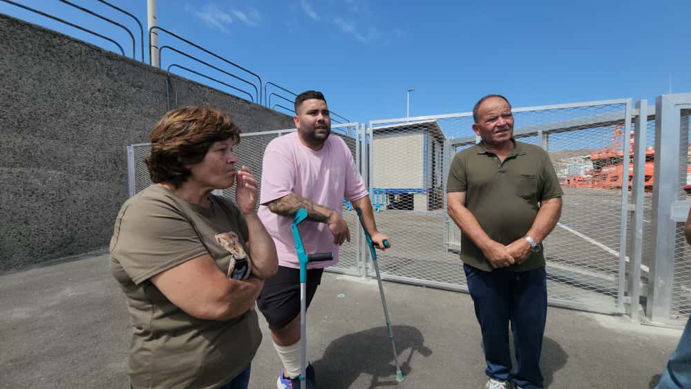 La espera de los familiares de Lionel Ramírez en el muelle de Arguineguín