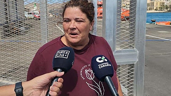 La madre de Layonel, Natividad, atendió a los periodistas a pie de muelle.