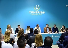 Dirigentes de Ciuca junto a los miembros del partido Primero Canarias para explicar su adhesión.