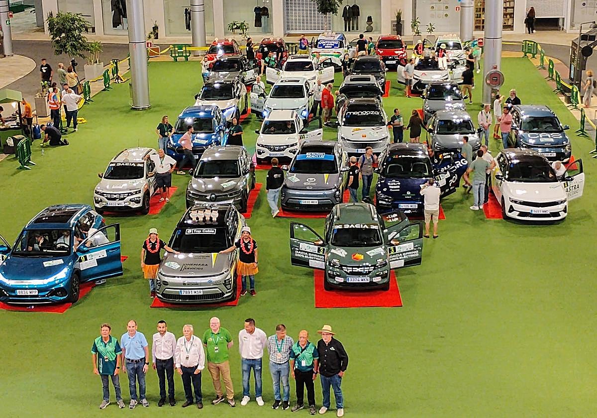Foto de familia en el Centro Comercial Alisios.