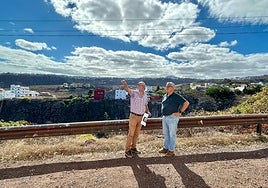 El concejal de Infraestructuras, Juan Jiménez, acompañado del técnico municipal, Miguel Quintana, durante una visita a una de las zonas en que se instalará alumbrado fotovoltaico