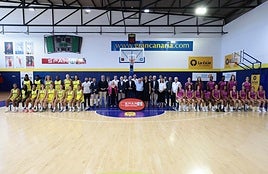 Tanto la directiva como el cuerpo técnico y las dos primeras plantillas del Spar Gran Canaria posaron ante los medios junto con representantes de las distintas adminsitraciones.