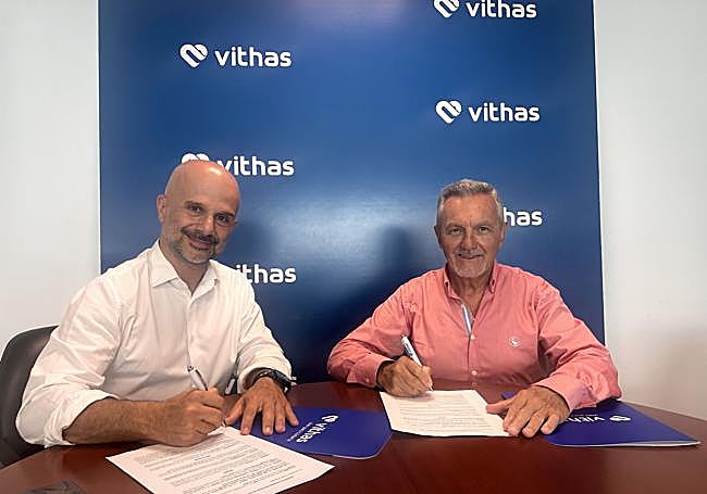 Firma del acuerdo entre Vithas e ICAD por parte de David García, director gerente de Vithas Canarias, y José María García, director del Instituto Canario de Arbitraje Deportivo.