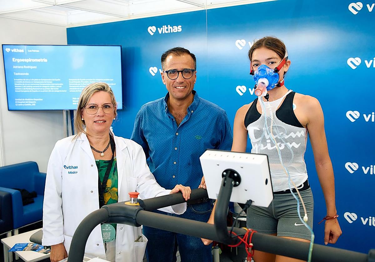 El viceconsejero de Deportes, Ángel Sabroso, junto a la doctora Paloma Suárez y una de las deportistas de élite reconocidas por el Ejecutivo regional.