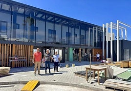 Autoridades de Tías conociendo el nuevo recinto.