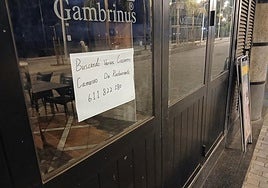 Cartel ofreciendo puestos de trabajo en Arrecife.