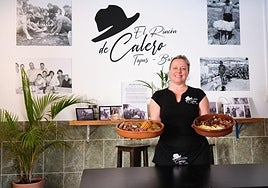 Selena Cabrera Calero muestra los platos estrellas de El Rincón de Calero: el cabrito frito y las costillas con piñas y papas.