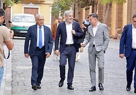 Fernando Clavijo, junto a Teodoro Sosa y Casimiro Curbelo, a su llegada al acto.