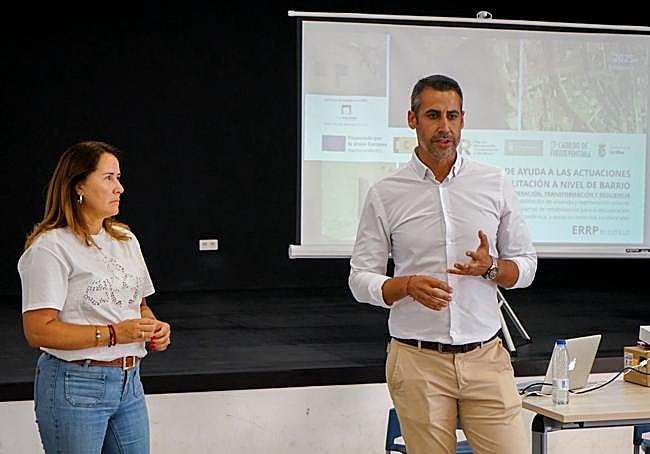La presidenta majorera Lola García y el alcalde Isaí Blanco, en la reunión con los vecinos de las viviendas por rehabilitar.