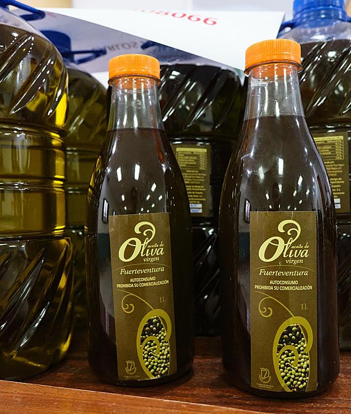 Imagen secundaria 2 - Al inicio del reparto acudieron la presidenta Lola García y el consejero Matías Peña.