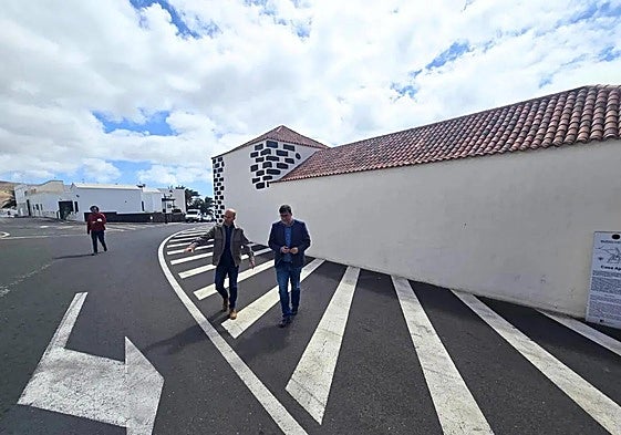 Autoridades de San Bartolomé supervisando el espacio a remodelar.