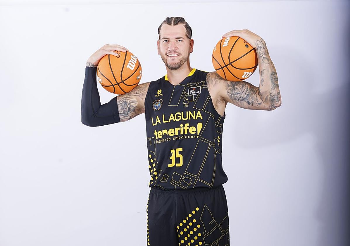 Fran Guerra posa en la sesión de fotos de La Laguna Tenerife para la Liga Endesa.