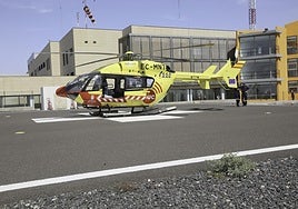 Un helicóptero medicalizado, en el Hospital de Fuerteventura.