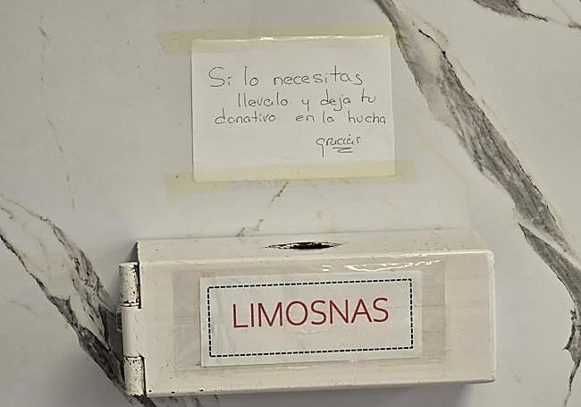 Cartel en la hucha de las limosnas de la capilla del hospital.