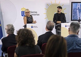Iván Torres (d) presenta la campaña de Sanidad junto a la consejera Esther Monzón.